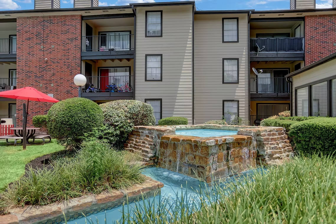 The Worthington at the Beltway – photo 4