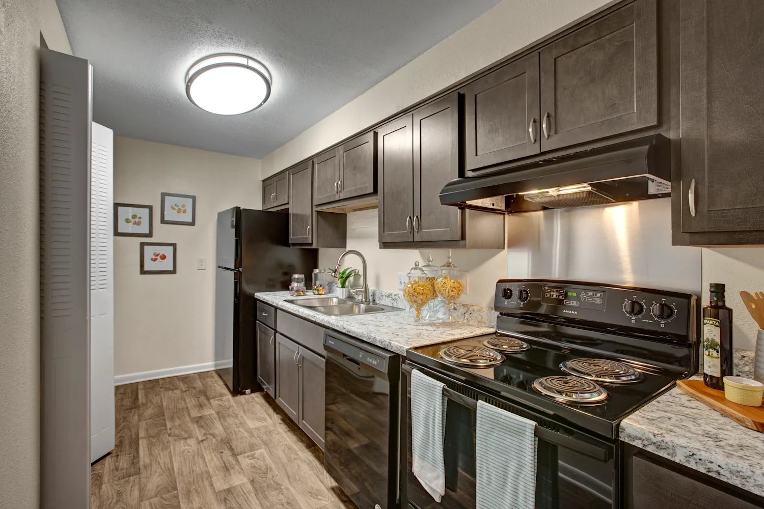 Lacota Apartments – photo 2