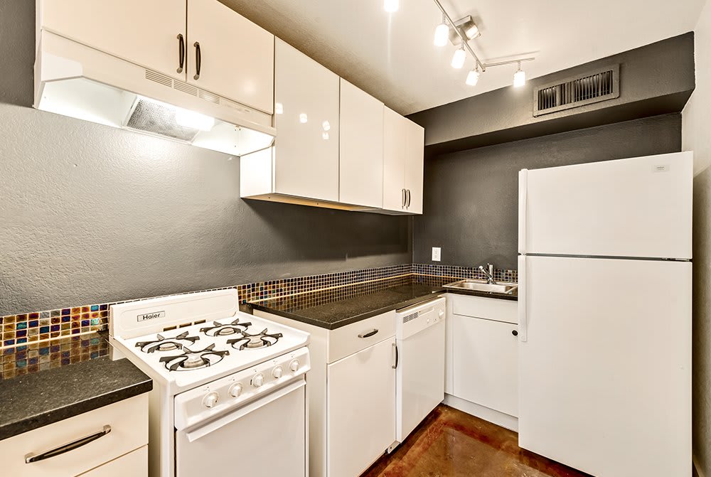 West 7th Apartments – photo 2