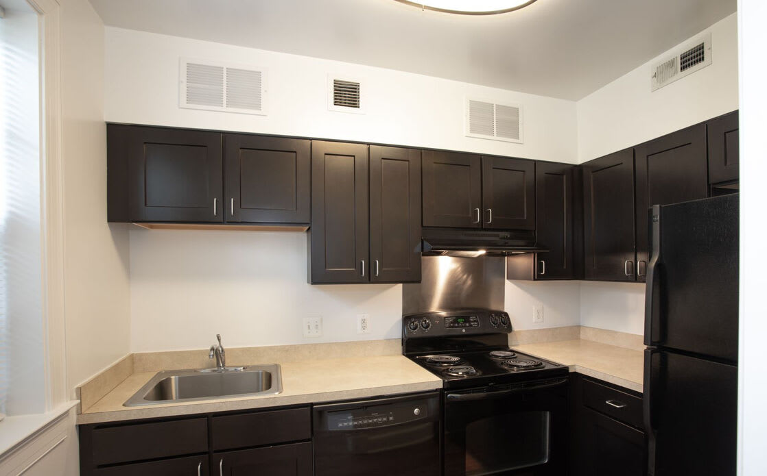 Colonial Village Apartments – photo 2