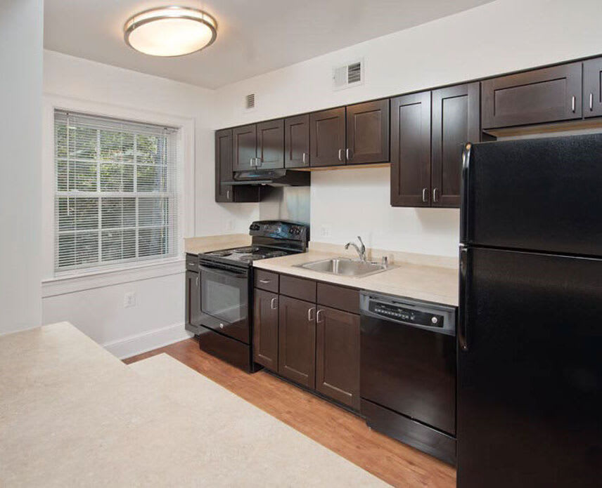 Colonial Village Apartments – photo 1